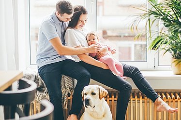 Familie mit Baby und Hund