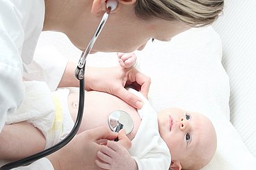 Baby wird von Ärztin abgehört