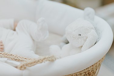 Schlafendes Baby mit weißer Spieluhr