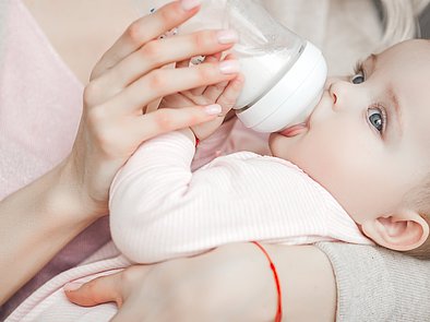 Ein Baby bekommt das Fläschchen.