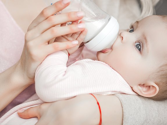 Ein Baby bekommt das Fläschchen.