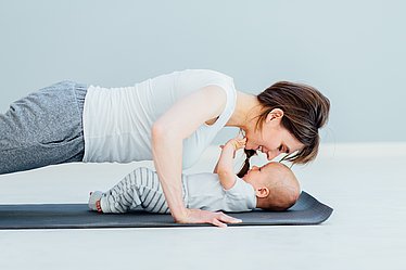 Gymnastik mit Baby
