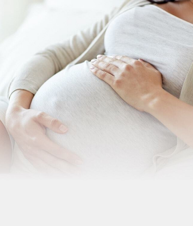 Schwangere streichelt ihren runden Babybauch
