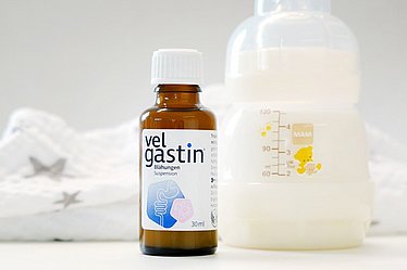 Mit MAM und Velgastin gegen Baby-Blähungen.