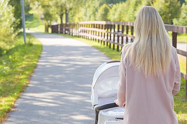 Mutter geht mit Baby im Park spazieren